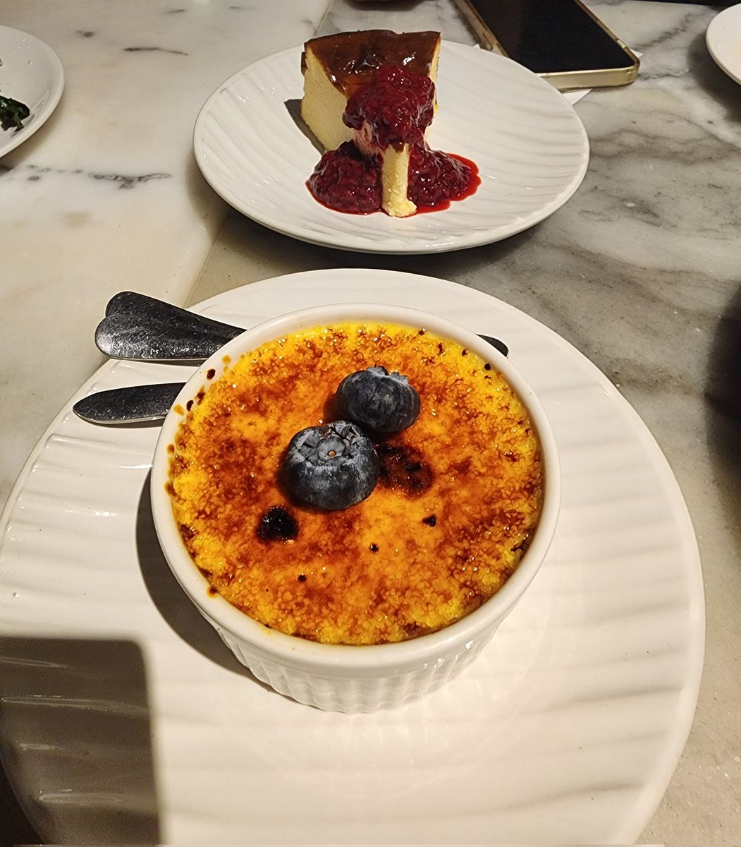 imnotbearbear's tweet photo. อร่อยมากกก สิ่งชีสบอลหมึกดำคือสุดดดด พิซซ่าก้อร่อย เครมบูเล่ก็ดือออ https://t.co/i0ea9Xj6vz