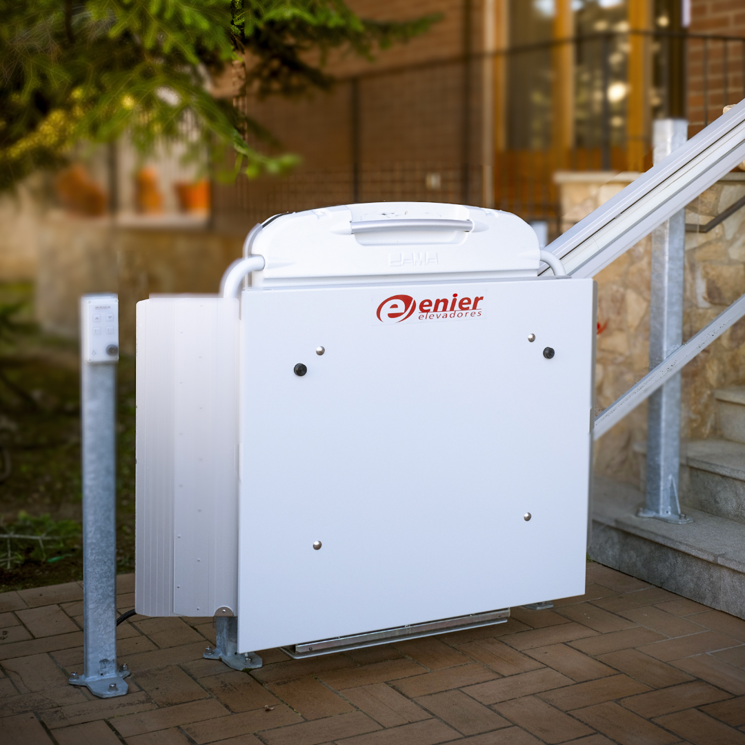 Esta es la instalación real de una #plataformasalvaescaleras, colocada en exterior para facilitar el acceso a una vivienda unifamiliar con escaleras en la entrada. Esta es cómoda, plegable y preparada para condiciones climáticas adversas

➡️ enier.com/categories/sub…