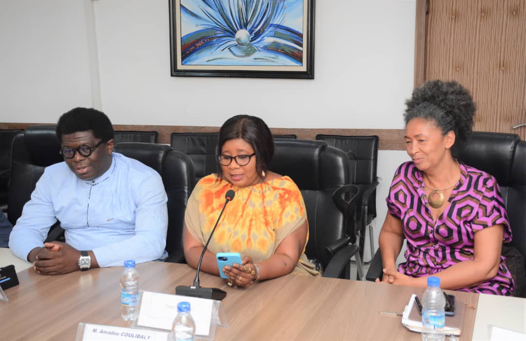 's tweet image. 📢 Le Ministre de la Communication, M. Amadou COULIBALY, a reçu l'APECI, conduite par sa présidente Mme M'ma Camara. Il a réaffirmé son engagement à soutenir un journalisme professionnel en Côte d’Ivoire, répondant aux doléances de la presse étrangère. #Presse #MINCOM