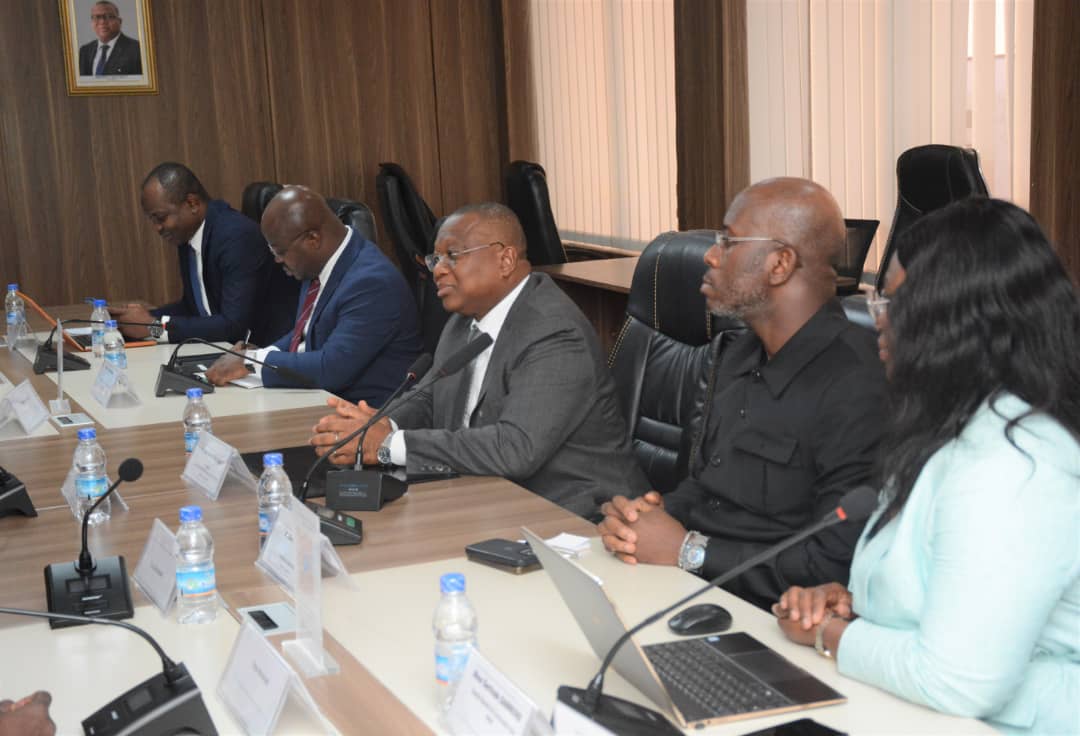 's tweet image. 📢 Le Ministre de la Communication, M. Amadou COULIBALY, a reçu l'APECI, conduite par sa présidente Mme M'ma Camara. Il a réaffirmé son engagement à soutenir un journalisme professionnel en Côte d’Ivoire, répondant aux doléances de la presse étrangère. #Presse #MINCOM
