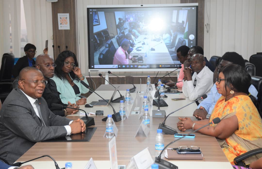 's tweet image. 📢 Le Ministre de la Communication, M. Amadou COULIBALY, a reçu l'APECI, conduite par sa présidente Mme M'ma Camara. Il a réaffirmé son engagement à soutenir un journalisme professionnel en Côte d’Ivoire, répondant aux doléances de la presse étrangère. #Presse #MINCOM