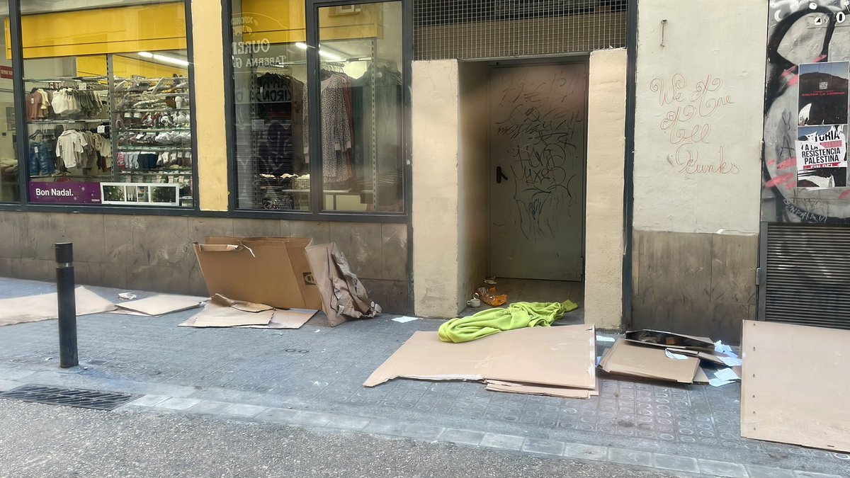 Jorch1122's tweet photo. @Bcn_CiutatVella pot venir una brigada de neteja? Carrer d’en Roig @bcn_ajuntament https://t.co/m1F8PWOZon