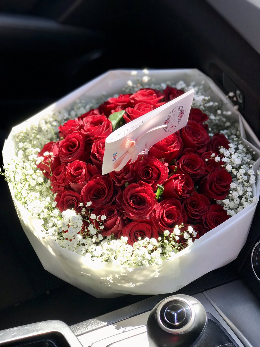 flowerr_crown's tweet photo. 40 stems of roses with gyp (baby’s breath) 

Polokwane place your orders, we will be at #MakhadziOneWomanShow 💃🏿 Biri Marung 

Leaf an impression 🥰 https://t.co/UaqTiqCl7G