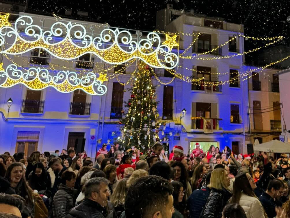 infobenissa's tweet image. Llums elèctriques i Papanoel; per Joan Josep Cardona infobenissa.com/noticies/desta…