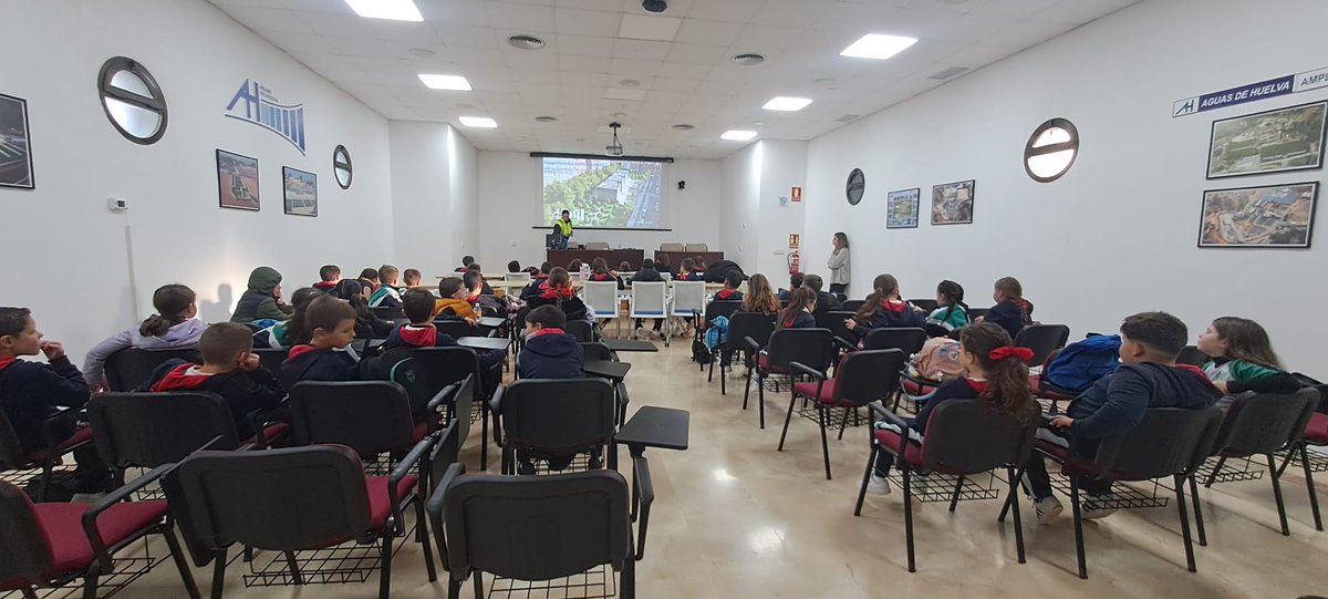 Hoy han visitado nuestra ETAP 45 alumnos del 
Colegio Hispanidad, donde han conocido de la mano de nuestra directora de sostenibilidad 
<a href="/nmoyasan/">Natividad Moya</a>
 y la responsable de la planta 
<a href="/Lorena7GA/">Lorena González</a>
, los procesos de potabilización a los que se somete el agua de nuestra ciudad.