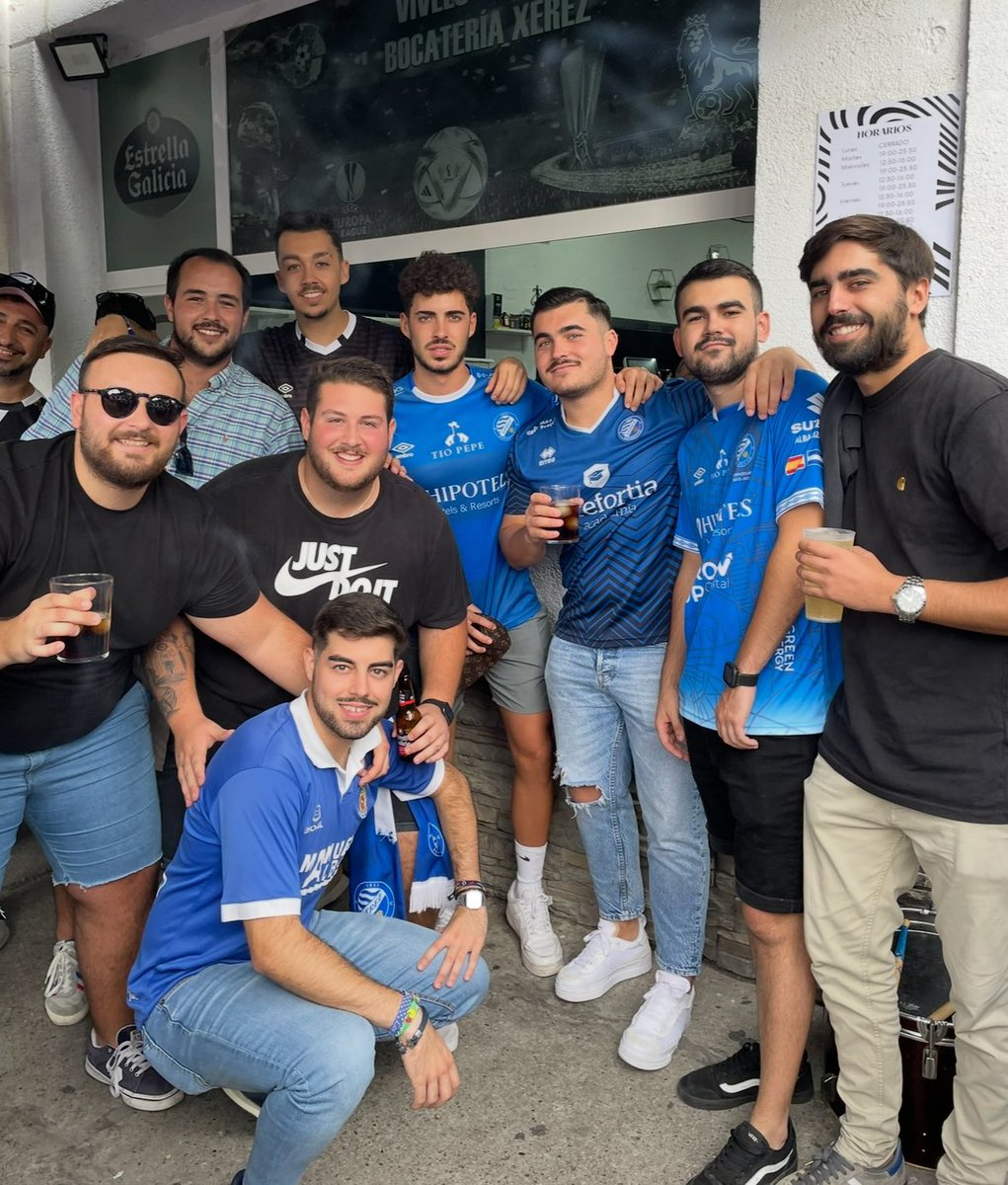 ratonesazulaos's tweet photo. Hoy oficialmente hace un 1 año que estamos formalizados como peña. 18 de diciembre de 2023. Hoy cumple el primer año nuestra peña🎂

Muchos kilómetros a las espaldas siguiendo a nuestro @XerezDFC, muchas locuras, seguimos ahí y esperemos que sean muchos más!! Siempre RATONES🐀💙 https://t.co/ng3uJAx11H
