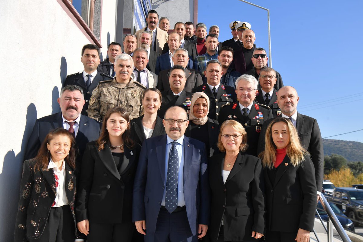 TC_Balikesir's tweet photo. 📍Marmara • Muhtarlar Buluşması

Vali İsmail Ustaoğlu başkanlığında Marmara İlçesi Muhtarlar Buluşması programı gerçekleştirildi.

Muhtarlar ile bir araya gelen Vali Ustaoğlu, mahallelerde yürütülen çalışmalar hakkında bilgi alarak ihtiyaç ve talepleri dinledi.

Toplantıda mahallelerde yürütülen hizmetler hakkında bilgi alan Vali Ustaoğlu, muhtarların ilettiği taleplerin çözüme kavuşturulması için gerekli çalışmaları başlattı.