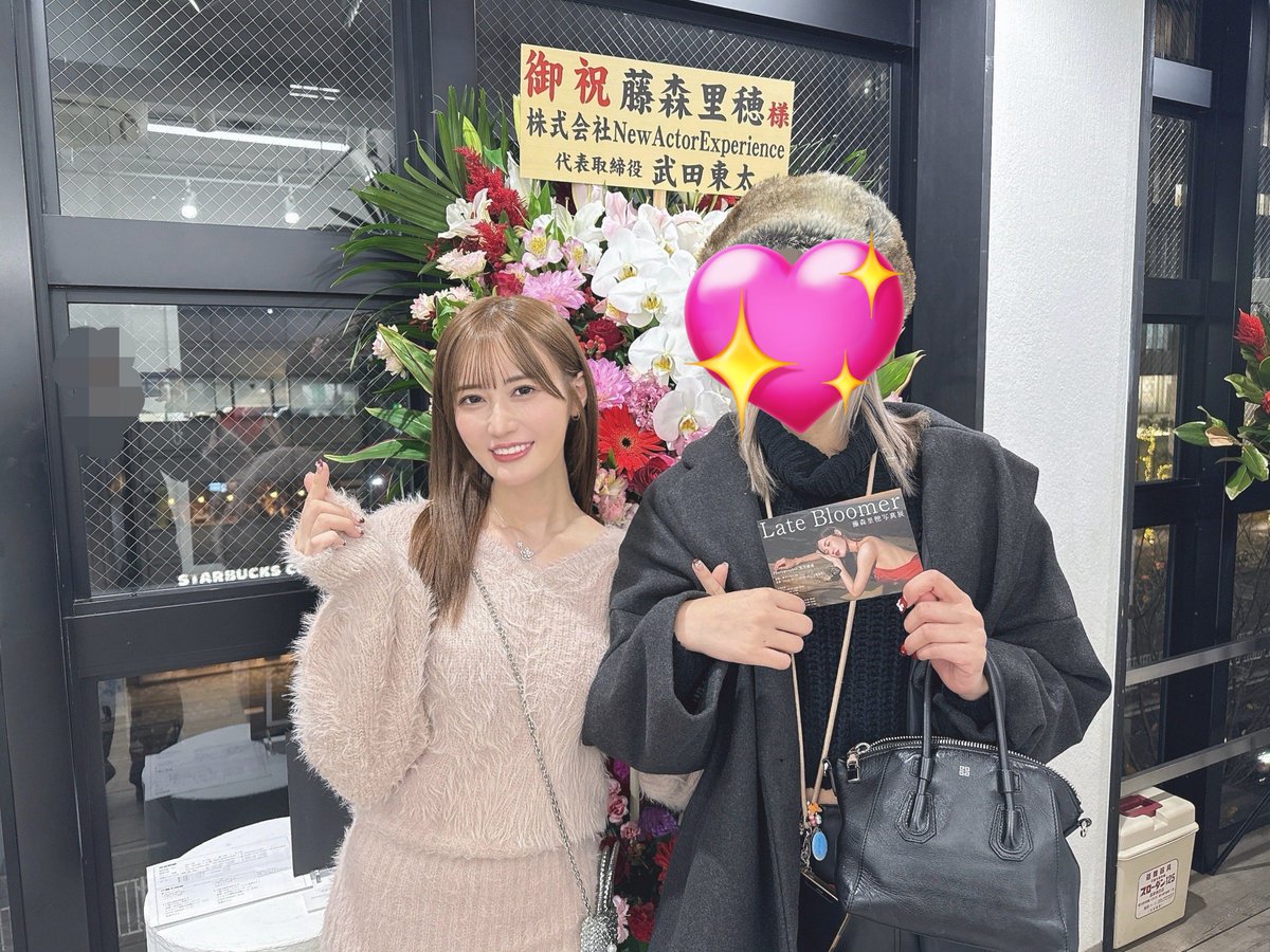 本日、写真展2日目
購入してくださるお写真を選ぶ
お手伝いをさせていただいたり
みんなとゆるゆるお話できて楽しかった💓

友達歴=年齢の
大親友ゆゆちゃんが来てくれた👱🏾‍♀️

୨୧┈┈┈┈┈┈┈┈ ୨୧

  明日は 13:00-21:00

 お持ちしております💐

┈┈┈┈┈┈┈┈┈┈ https://t.co/P0g1v57CXv