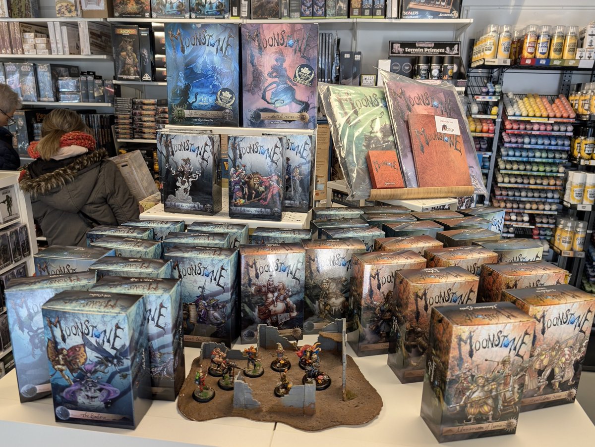 Unser Fullstock an <a href="/moonstonegame/">Moonstone</a> ist bereits wieder auf ein Teilsortiment geschrumpft. Das freut uns, weil das tolle Award-winning Skirmish Tabletopspiel viele von euch begeistert. Hol dir deine Box für Weihnachten bei uns
tacticagames.ch/shop/ki.php/Ta…
#moonstone #tabletop #wargaming