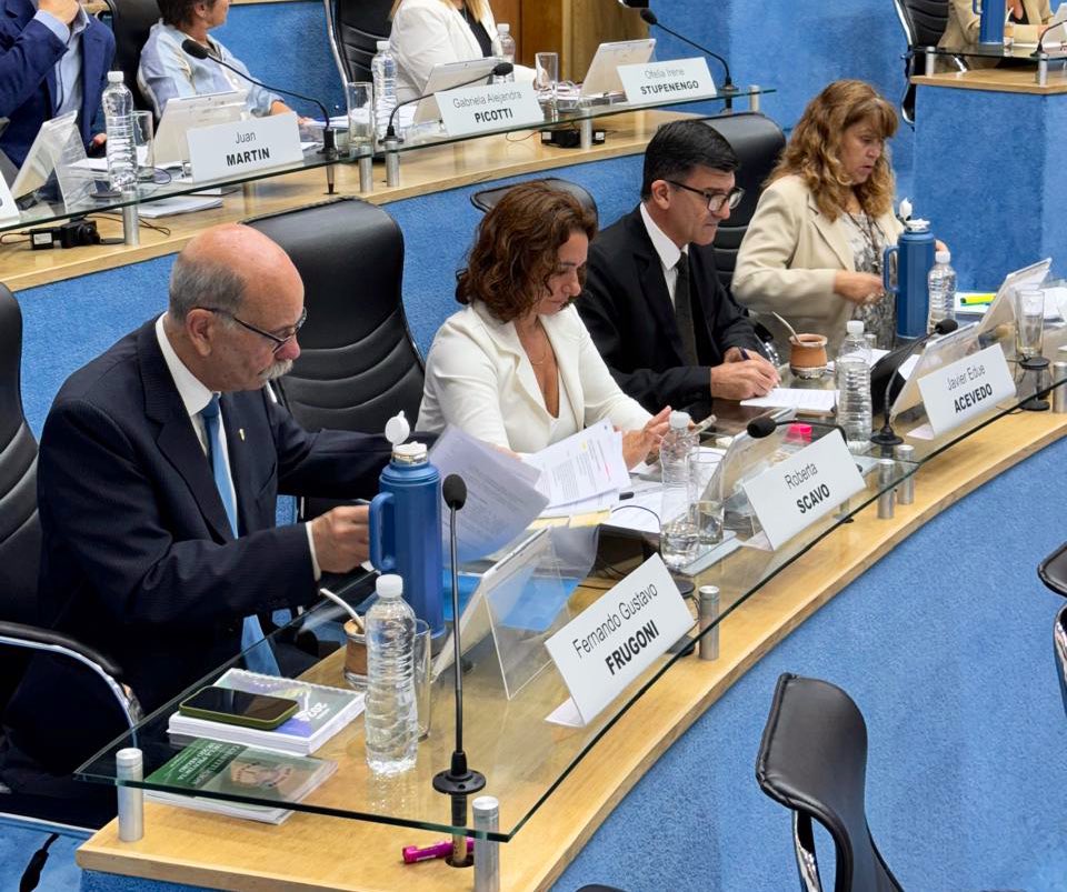 Hoy segunda sesión extraordinaria en la Legislatura de Río Negro se tratará #FichaLimpia y un proyecto de nuestro bloque que prohíbe la utilización de plásticos de un solo uso en el ámbito legislativo y ejecutivo. ♻️ 💪

<a href="/CCAriCambiemos/">Bloque CC ARI - Cambiemos</a>  <a href="/FichaLimpia/">Ficha Limpia</a>