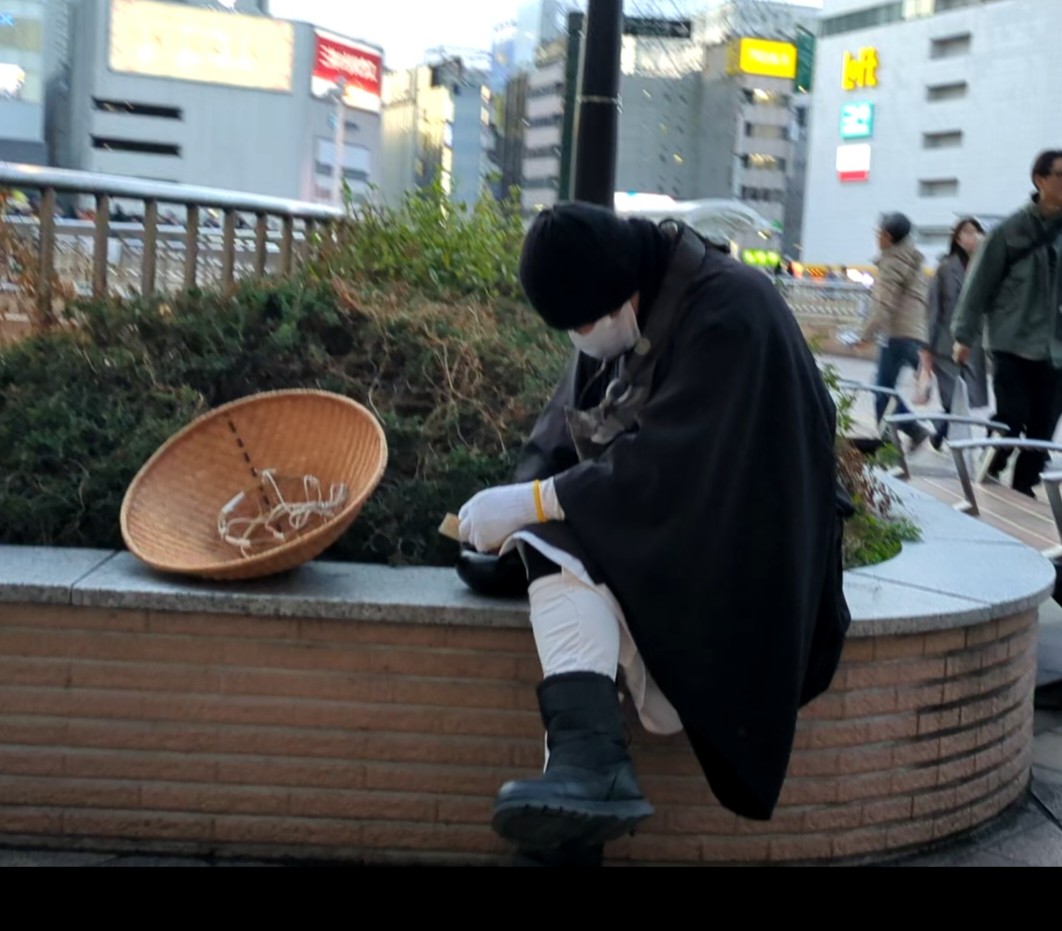 eseBOZU's tweet photo. お椀いっぱいに貯まった硬貨を数える小野寺浩樹 https://t.co/JXlWpUQAAc