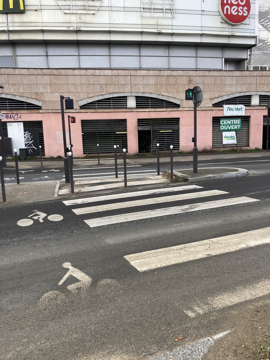 Bjr <a href="/valdemarne_94/">Val-de-Marne</a> et <a href="/mairieivry/">Ville d'Ivry</a> les boutons pour appeler les feux piétons ne fonctionnent sur aucun de ses deux passages piétons. Serait-il possible de les mettre en service ? Il peut aussi servir aux cyclistes. Merci 
Quai Jean Compagnon. Ivry.