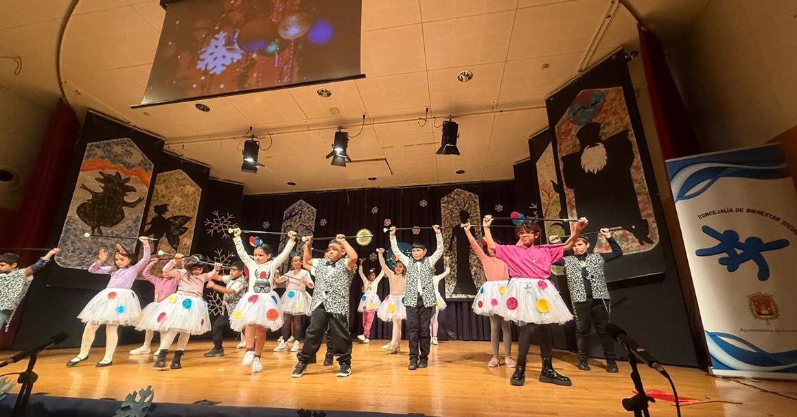 Tarde de emociones y risas en el CSC Gastón Castelló durante el estreno del Musical La Magia está en ti.
Ayer 17/12 los niños y niñas de los centros socioeducativos deslumbraron con su magia e ilusión en un espectáculo lleno de imaginación y mucho ritmo.
alicante.es/es/noticias/ta…