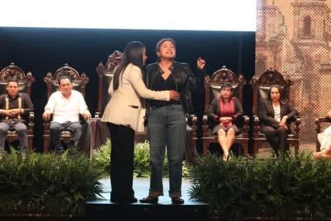 Miguel_A_LunaLo's tweet photo. UNA MUJER INCREPA A FRANCISCO MARTÍNEZ NERI EN SU TERCER INFORME DE GOBIERNO.

* En pleno informe de gobierno, una mujer acusa con índice de fuego al Presidente Municipal de la ciudad de Oaxaca, Francisco Martínez Neri

Oaxaca de Juárez, Oax, 18 de diciembre de 2024.

"Fuí víctima de violencia y Francisco Martínez Neri nunca me atendió, nunca hizo caso y nunca hizo nada...", esa fue la expresión de una mujer que se subió al estrado donde el edil del Municipio de Oaxaca daba su tercer y último informe de gobierno. La mujer, a gritos, le arrebató el micrófono.

Antes, hubo un conato de violencia, pues los guaruras de Neri y personal del Ayuntamiento, por todos los medios intentaron evitar que la mujer subiera al estrado en el teatro Macedonio Alcalá, pero no lo lograron, al final, la presunta víctima se desahogó ante los invitados especiales que solo se miraban las caras y no sabían que decir o como actuar ante tal denuncia. Los integrantes del Cabildo solo hicieron gestos, pero nadie defendió a Martínez Neri.
@FMartinezNeri @MunicipioOaxaca