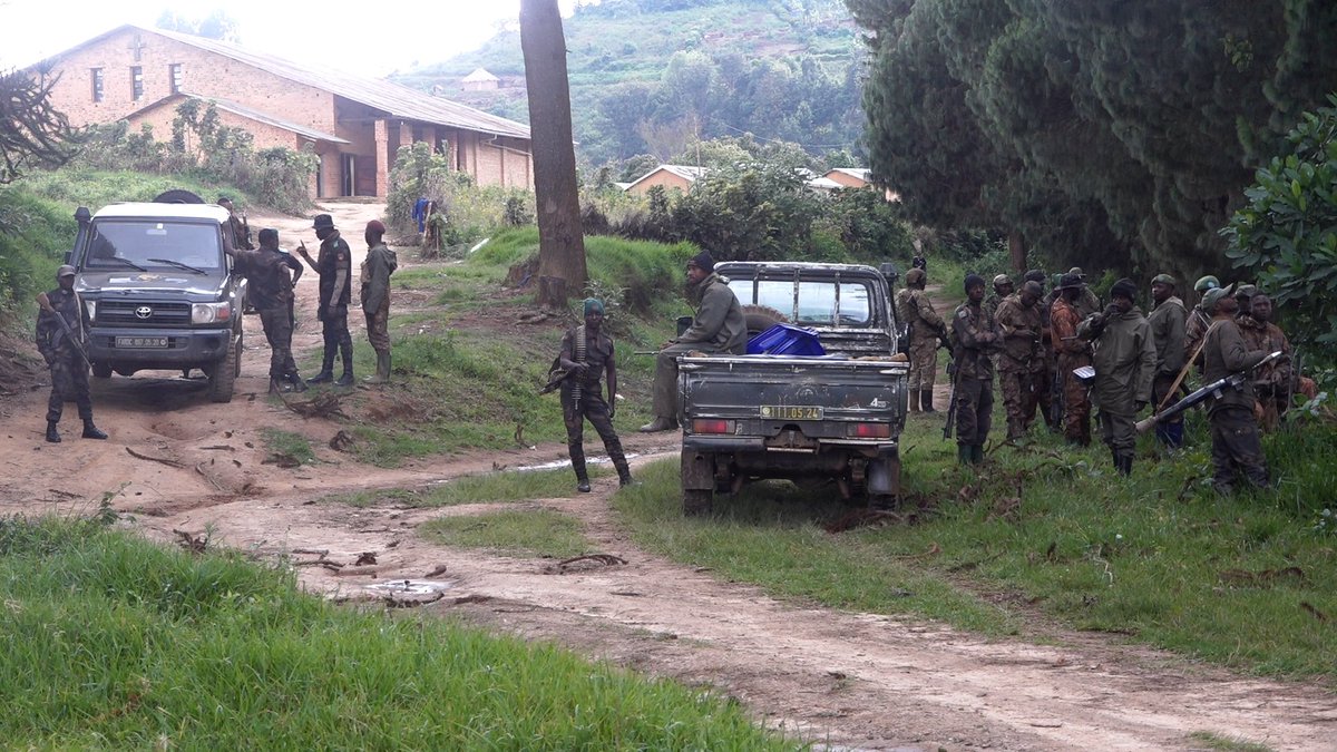 GeorgesKisando's tweet photo. #GuerreM23: Les habitants de #Mbingi en territoire de #Lubero ont fui prĂ©cipitamment leur localitĂ© aprĂšs avoir observĂ© lâarrivĂ©e imminente dâun convoi de combattants du M23 le 18 dĂ©cembre 2024. Des tĂ©moins citĂ©s par #MTV rapportent Ă©galement que des Ă©lĂ©ments des forces de lâordre et de sĂ©curitĂ© ont abandonnĂ© leurs positions, laissant le village, situĂ© Ă 17 kilomĂštres dâAlimbongo, dans une situation de vulnĂ©rabilitĂ©.