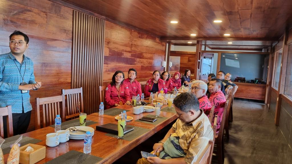 Jean_Voin_'s tweet photo. Kamis (05/12/2024), Jean V.Pattikawa bersama Luhkan Kota Sorong melakukan pertmuan bersama BPJS Ketenagakerjaan kota Sorong bersama syabandar, Kantor P3 Sorong dan PPI klademak
#GiatLuhkanSatminkalAmbon
#luhlapor https://t.co/OS3sxnbSRp