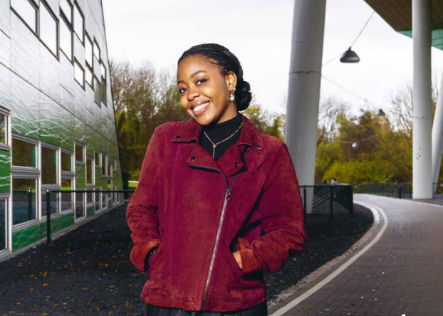 univgroningen's tweet image. Rechtenstudent Judith Ndaraku Obiekwe heeft een missie 💪 Ze wil helpen bij de wederopbouw van haar thuisland 🇳🇬 Dankzij een beurs van het Eric Bleumink Fellowship kon ze dit jaar beginnen met haar master.
Lees de wintereditie van Broerstraat 5 👇
rug.nl/alumni/magazin…