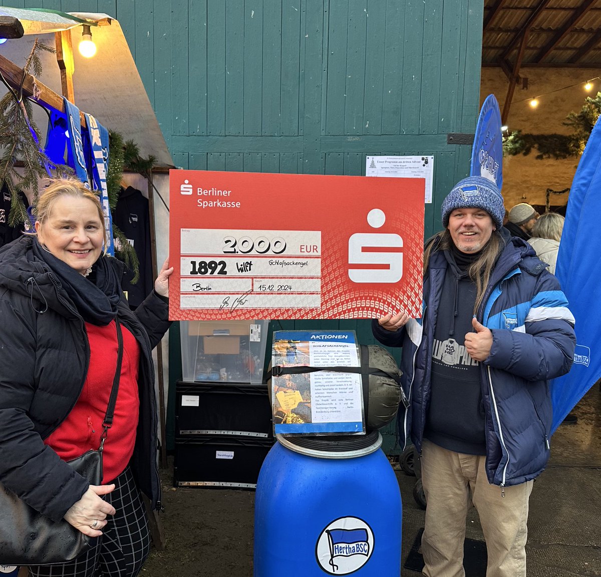 Und obendrein hat uns die Herthanerin Michaela von der <a href="/BerlinerSpk/">Berliner Sparkasse</a> einen Spendenscheck über 2000€ für die Schlafsackengel überreicht! 

Zweitausend Dank 💙🤍