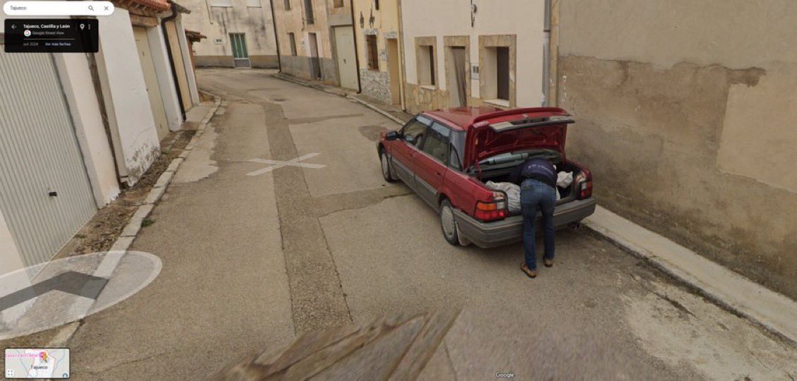 porqueTTarg's tweet photo. “Espeluznante”

Porque en Soria, España, el auto de Google Maps captó a un hombre caminando con un cuerpo desmembrado en una carretilla y ocultándolo luego en el baúl de su auto; el asesino fue detenido y las fotos de Google Maps fueron clave en la investigación. https://t.co/d5ifyXk2bO