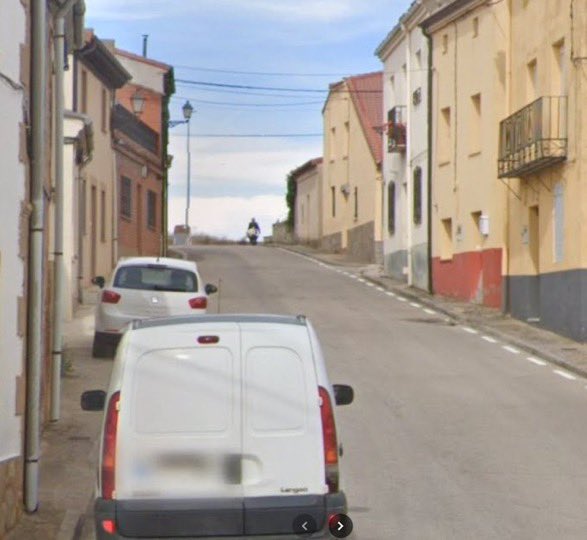 porqueTTarg's tweet photo. “Espeluznante”

Porque en Soria, España, el auto de Google Maps captó a un hombre caminando con un cuerpo desmembrado en una carretilla y ocultándolo luego en el baúl de su auto; el asesino fue detenido y las fotos de Google Maps fueron clave en la investigación. https://t.co/d5ifyXk2bO