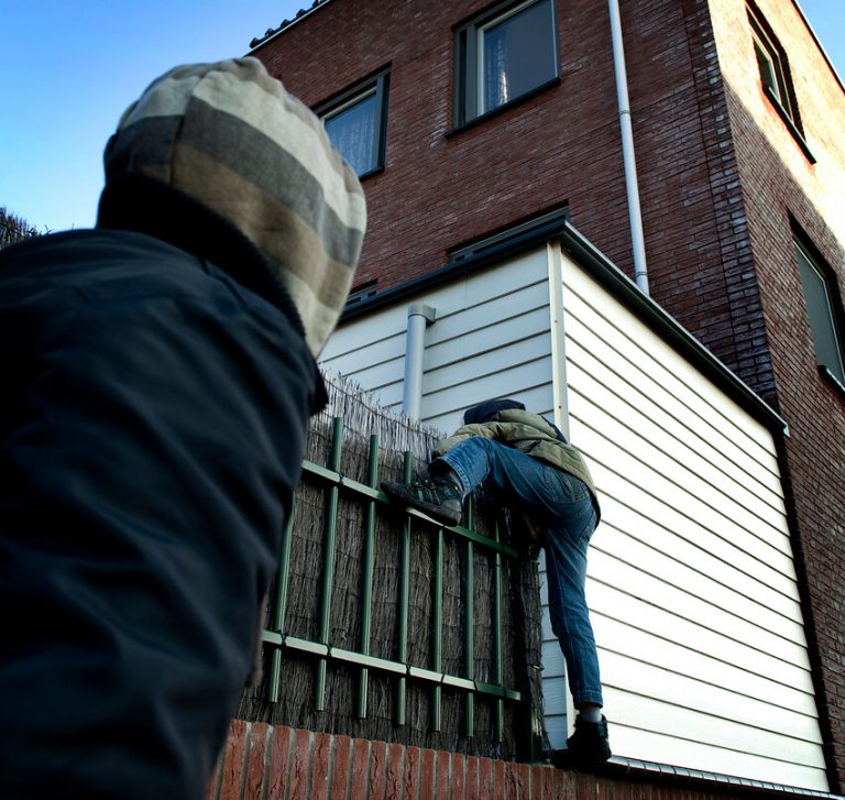 🔒 Geef inbrekers geen kans tijdens de feestdagen!

Zorg voor licht én zicht rond je huis:
💡 Gebruik tijdschakelaars voor verlichting.
🔑 Sluit ramen en deuren goed af.
🌳 Snoei struiken voor beter zicht.