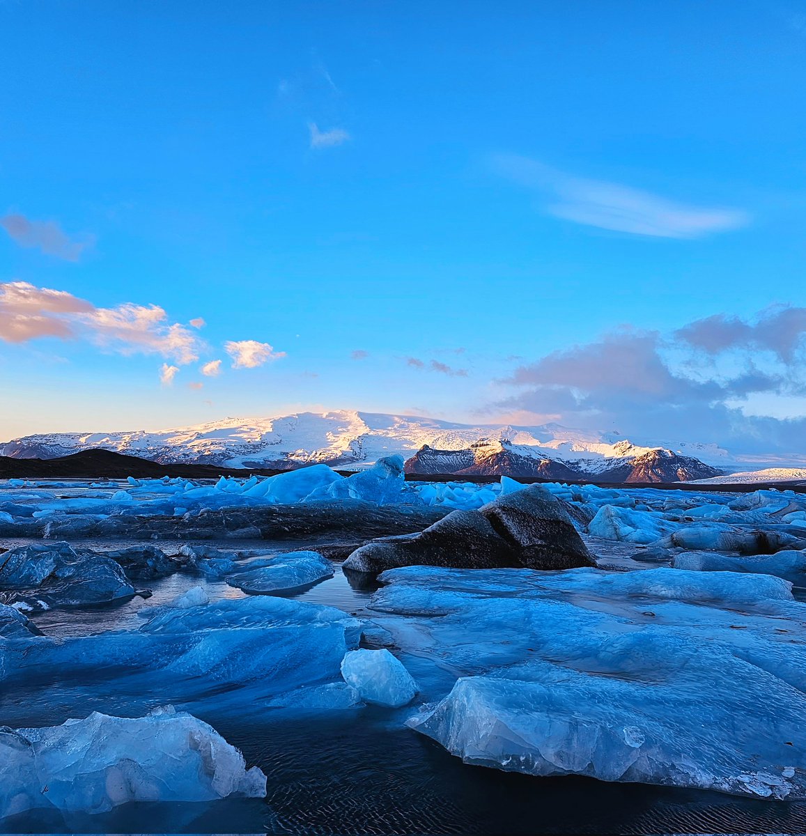 Missing Iceland ❄️
It’s been nearly a year since I last stood among its otherworldly landscapes, and I find myself longing for them all over again.
Dreaming of planning a romantic escape with someone special to the magical land of fire and ice this winter 🤍