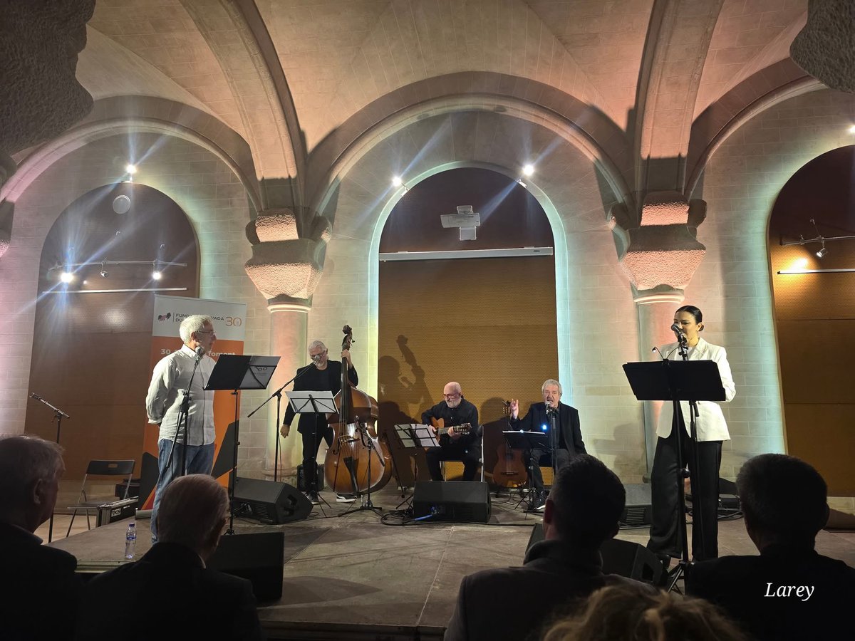 fuensantalopez_'s tweet photo. Fantástico cierre de temporada con el Recital “Plens de Sol”, un homenaje a los 100 años del nacimiento de Vicent Andrés Estellés, en la Cripta de la Reparación de Tortosa, con motivo de! 30 Aniversario de la Fundació Duran&Martí. 
@ArturoGaya @tortosacultura @AnyEstelles 

📷 María Pilar Rey