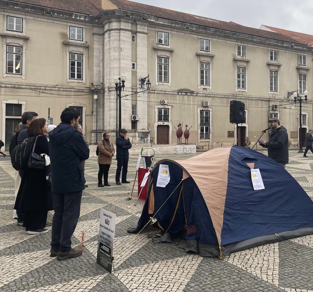 Protesto dos moradores de Marvila à porta da CML, a pedir urgência na reparação, entre outras coisas, dos elevadores estragados q condenam os idosos ao isolamento. Apesar dos fundos PRR, <a href="/Moedas/">Carlos Moedas</a> só tem feito obras de fachada e ignora a essencial manutenção dos bairros municipais.