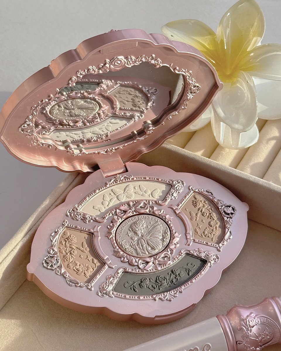 冬の午後に美しいコスメボックスを開けて、静かでかわいいロマンスが