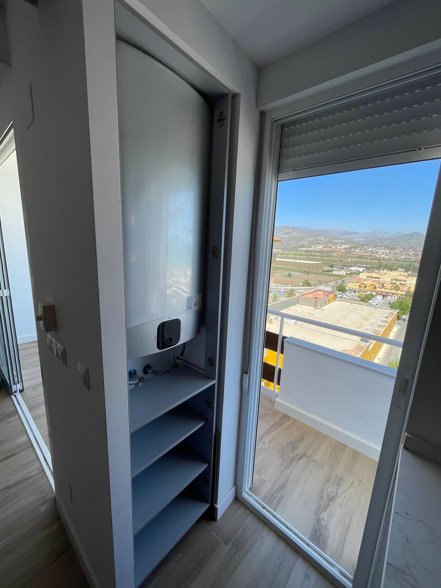 idecocina's tweet photo. ¡Aprovechamos cada rincón, porque todos cuentan! 🏡✨ Mira esta columna 👉 una solución práctica y funcional. En la parte superior, hemos colocado el termo y, en la inferior, instalamos varias baldas para almacenamiento. 💡🔧

🌐https://t.co/2xEhtEfijk https://t.co/TKcWdszzLb