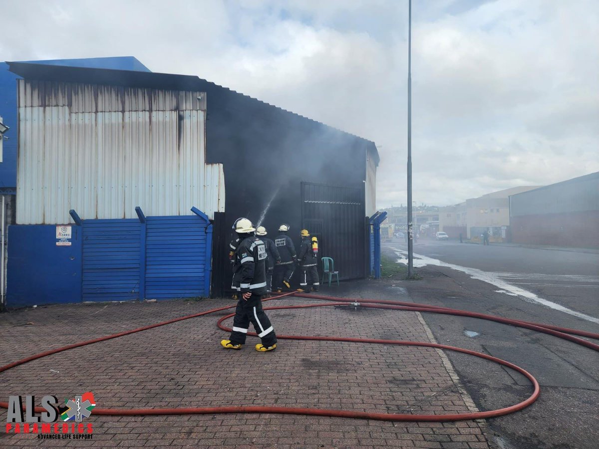 _ArriveAlive's tweet image. ALS Paramedics responded to a factory fire with multiple casualties South of Durban  buff.ly/3ZK0s9C

#ArriveAlive #FactoryFire @AlsParamedics @BurnshieldZA