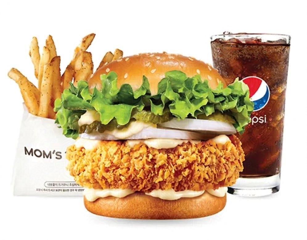 RT💖 

<부인 말고 나는 어때>가 봄툰에 런칭되었습니다~! 
미인공x미남수 BL이에요! 

Rt 추첨을 통해 한 분께 햄버거 세트 기프트콘을 드릴게요 :D
잘 부탁드려요~!!   

작품링크 
➡️bomtoon.com/detail/whatabo…