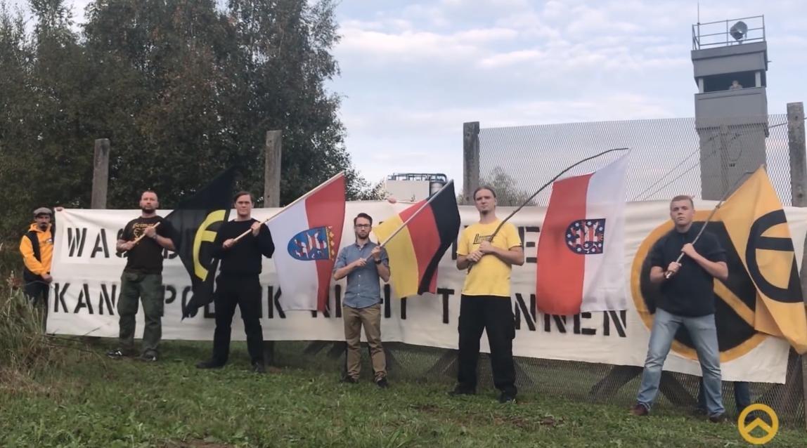 Recherche_Jena's tweet photo. Kiessbauer nahm bereits an diversen #noIB-Aktionen teil. So z.B. am Treffen der IB Thüringen und Hessen am 03.10.2017 (Bild 1: 2.v.r) oder am 17.06.2017 beim IB Aufmarsch in Berlin (Bild 2: vorne mit schwarzer Fahne in der Hand).
7/10 https://t.co/8BHCsKjW47