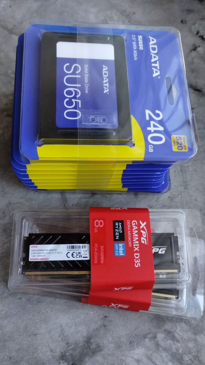 Con lo recaudado en el último evento de #ElClubdelCybercirujeo, además de pagarles a todos los músicos y expositores, también pudimos comprar 10 discos SSD y 3 slots de 8GB de RAM DDR4 para las computadoras que armamos para donar.

¡Gracias por haber ido!
