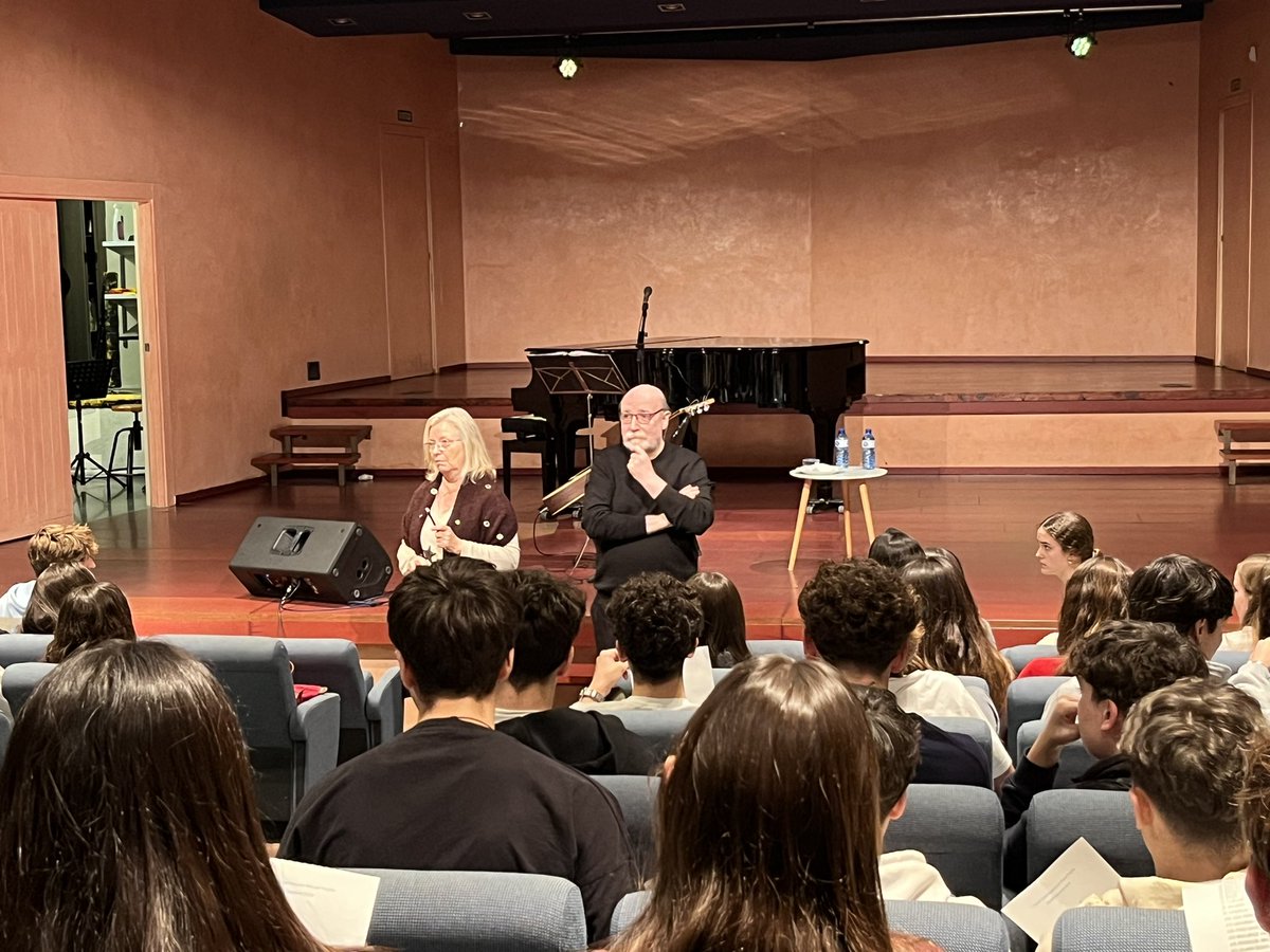CIC_BTX's tweet photo. Amb en @MIQUELPUJADO repassem la cançó d’autor francesa a “le jardin extraordinarie” #batxibac https://t.co/Kbl1aVCVbl
