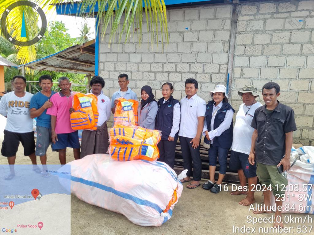 Jean_Voin_'s tweet photo. Senin (16/12/2024), Jean Voin Pattikawa, luhkan kota Sorong bersama team USAID Ber_ikan melakukan pembagian lifejacket kepada nelayan yg telah terlibat dlm kegiatan SKN dan SKPI di kota Sorong
#GiatLuhkanSatminkalAmbon 
#luhlapor https://t.co/r4W7oBDLEI