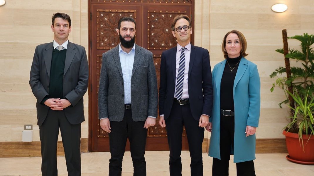 ABD 🇺🇸 MEDYASI diyor ki; 

" Alman Dışişleri Bakanlığı, terörizm suçundan başına 10.000.000 dolar ödül konulan bir adamla görüşüyor.

Yani... uluslararası hukukun, sözleşmelerin hiçbir önemi yok."