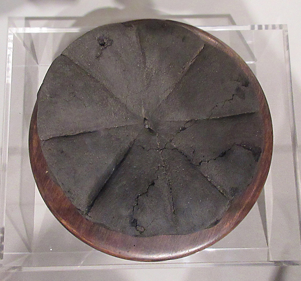 PaulaLock5's tweet photo. Which came first, the hairdo or the bread? 
Carbonised loaf from #Pompeii. Hairdo, Imperial family, #BritishMuseum.

#ChristmasQuiz #PanisQuadratus #Roman #Archaeology
📷 Me https://t.co/sl7zb9cH5C