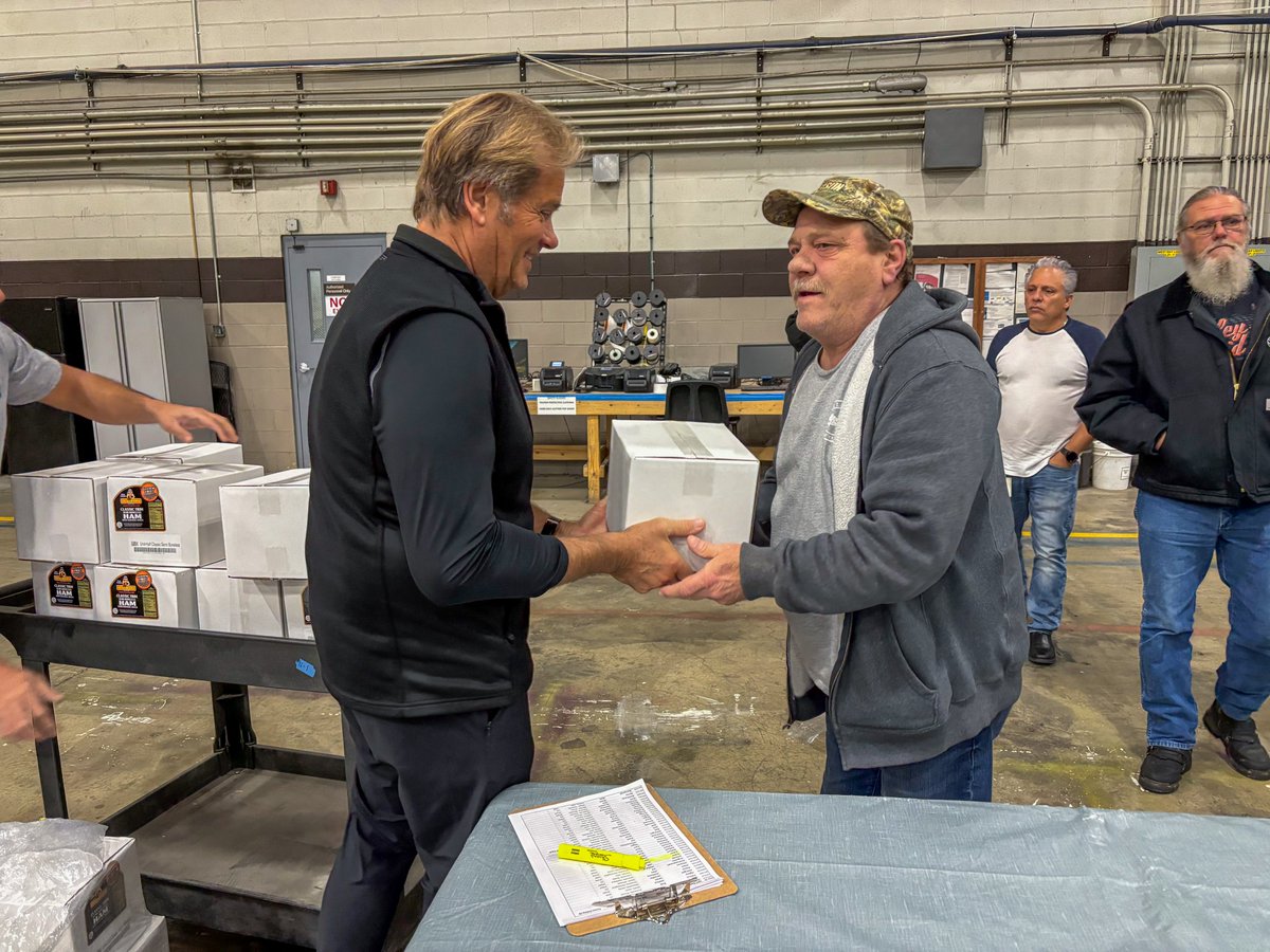 Paslin6's tweet image. Ham distribution day at Paslin is an annual Holiday tradition at Paslin. Another way to show Paslin’s profound appreciation to our employees who work so diligently to design and assemble our high-tech innovative systems. #CustomAutomation #happyholidays