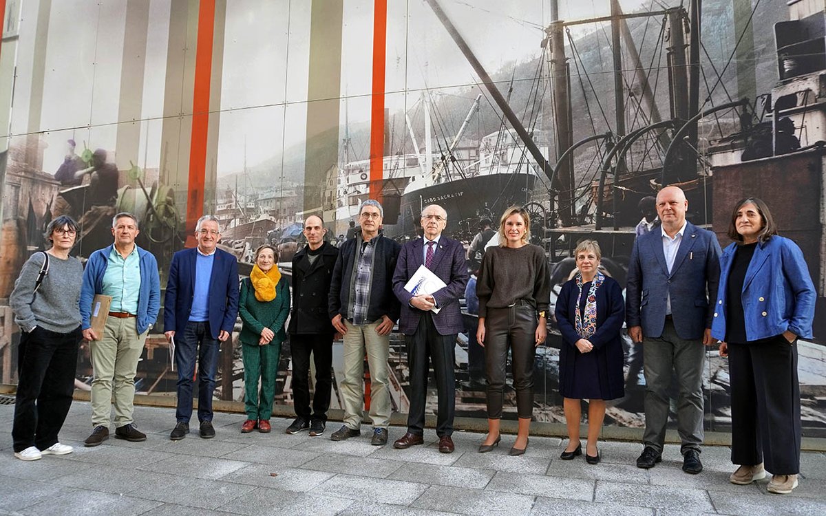 ‼️«Oraingo egoeraz jabetu eta euskararen aldeko apustu berria egin beharko genuke»: labur.eus/OHVCJ
👉Iñaki Iurrebaso UPV/EHUko doktorearen tesia oinarritzat hartuta, jardunaldia antolatu dute Bilbon <a href="/sabinoaranaf/">SAF</a> eta Euskaltzaindiak. 
#ekinetajarrai <a href="/upvehu/">UPV/EHU</a>