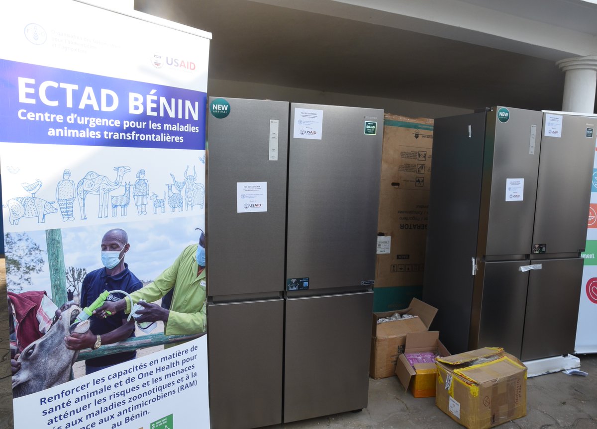 FAOBenin's tweet photo. 🔬#FAOECTAD, avec l’appui de l’#USAID, renforce la surveillance des maladies animales au #Bénin! 
✅Remise d’équipements aux Services de la Règlementation et du Contrôle et aux laboratoires pour une surveillance efficace des maladies animales notamment zoonotiques sur le terrain. https://t.co/QEcoPKkVtj