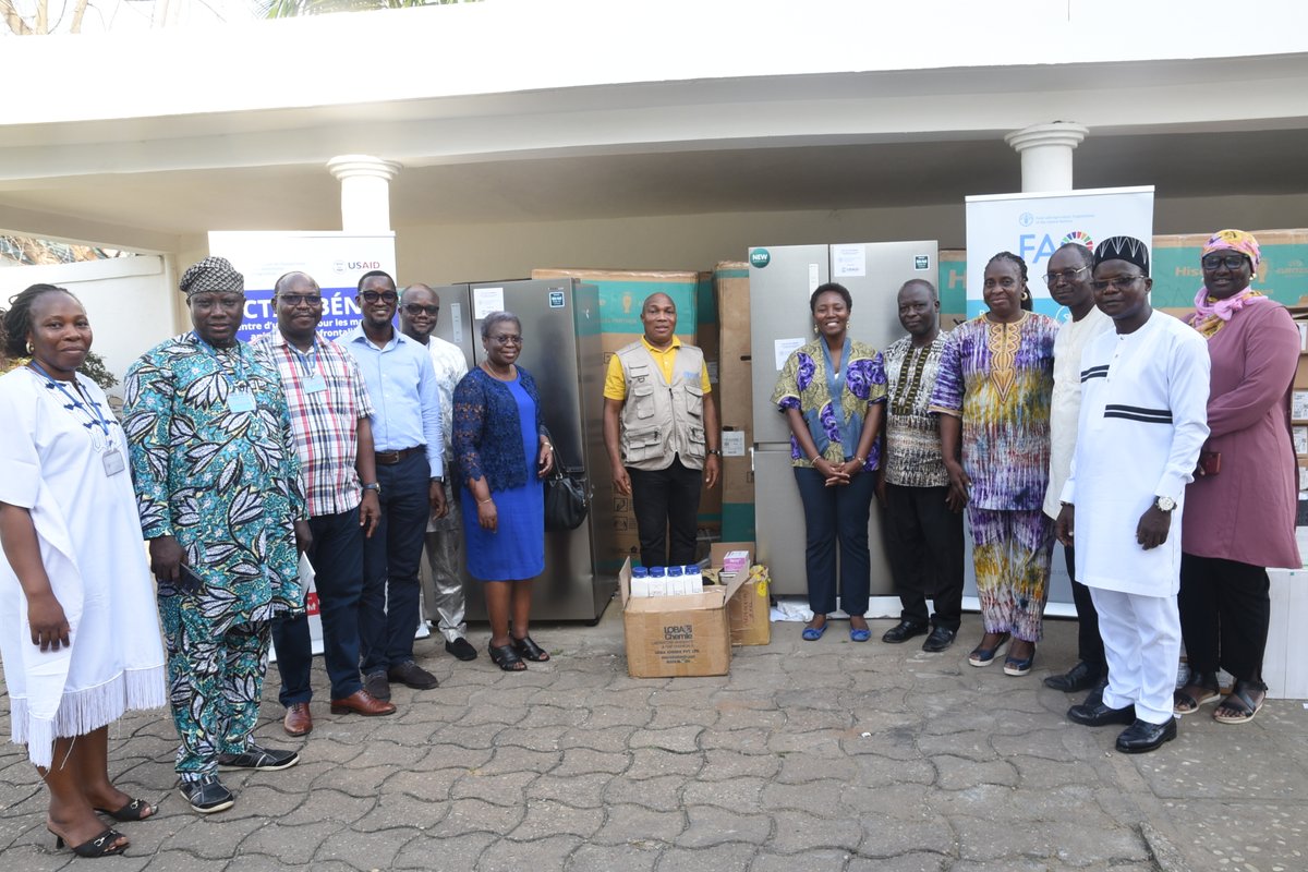 FAOBenin's tweet photo. 🔬#FAOECTAD, avec l’appui de l’#USAID, renforce la surveillance des maladies animales au #Bénin! 
✅Remise d’équipements aux Services de la Règlementation et du Contrôle et aux laboratoires pour une surveillance efficace des maladies animales notamment zoonotiques sur le terrain. https://t.co/QEcoPKkVtj