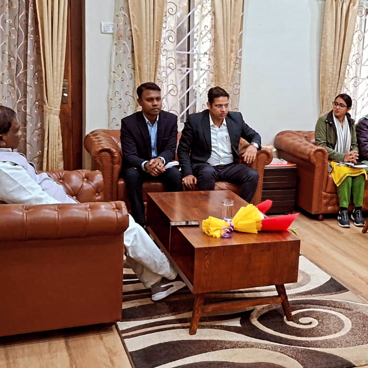 आज चाईबासा परिसदन में  अधिकारियों के साथ विभागीय बैठक किया  बैठक में साथी मंत्री दिपक विरुआ जी विधायक निरल पुर्ती जी एंव जिला परिषद अध्यक्ष लक्ष्मी सुरेन जी मौजूद थे।