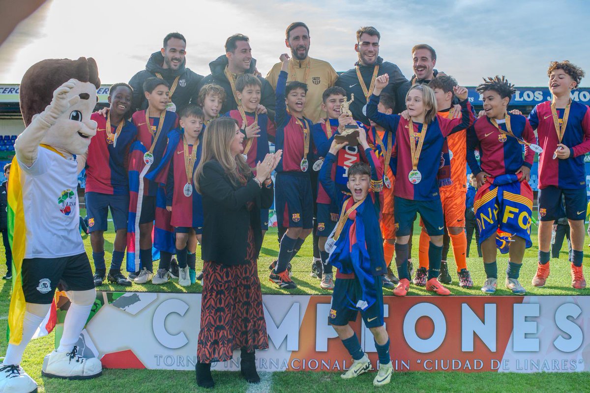 FCBmasia's tweet photo. 🏆 𝐓𝐎𝐑𝐍𝐄𝐎 𝐂𝐈𝐔𝐃𝐀𝐃 𝐃𝐄 𝐋𝐈𝐍𝐀𝐑𝐄𝐒

👉 Sub-11 B

🗒️ Quarts de final
Barça - Leganés (3-0)

🗒️ Semifinal
Barça - Real Madrid (3-0)

🗒️ Final
Barça - Betis (3-0)

🤩 CAMPIONS! Quin gran torneig vau fer!

#FCBMasia 💙❤️ https://t.co/4esUhPyOhc