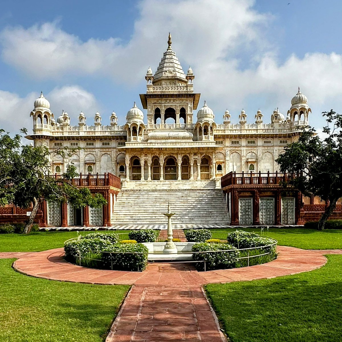 thehoteljunkie's tweet photo. The blue city of #Jodhpur, #Rajasthan, home to the @TajHotels-managed Umaid Bhawan Palace, our Editor’s Choice Hotel of the Year 2024. #LuxuryTravel #LuxuryHotels #thegallivantersguide https://t.co/Ss4hA7xK2o