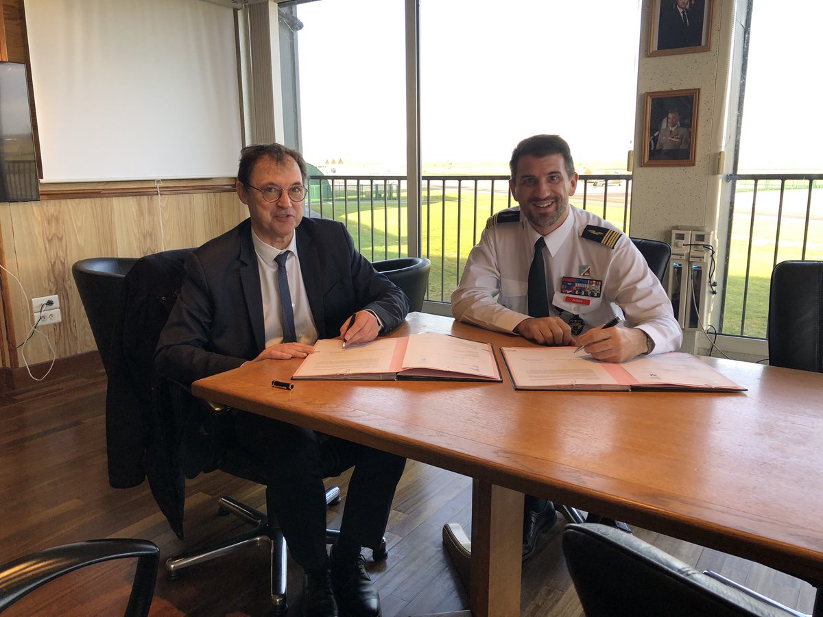 Signature d’une convention cadre entre la BA113 de Saint Dizier et la DSDEN de la Meuse : de belles perspectives sont ainsi offertes à nos élèves.
<a href="/Prefet55/">Préfet de la Meuse</a> <a href="/acnancymetz/">Académie de Nancy-Metz</a> <a href="/DSDEN55/">DSDEN55</a> <a href="/deptmeuse/">Département Meuse</a>