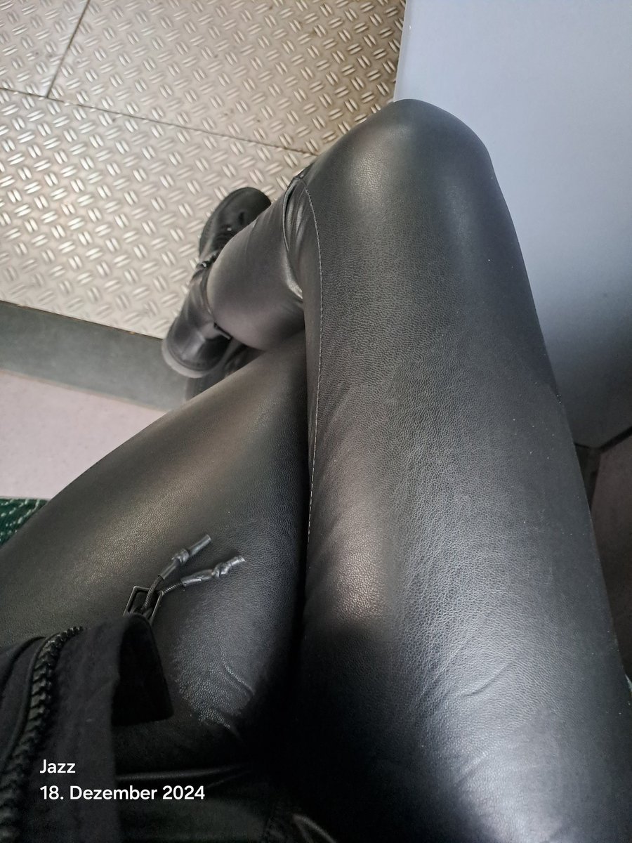 inkedinred1's tweet photo. Wenn du Lederleggings liebst, reweete den Beitrag 🔥. Zackig mein Hündchen 🐶 #FinDom #goddess #moneydom #findom https://t.co/7XJo8T8AqV