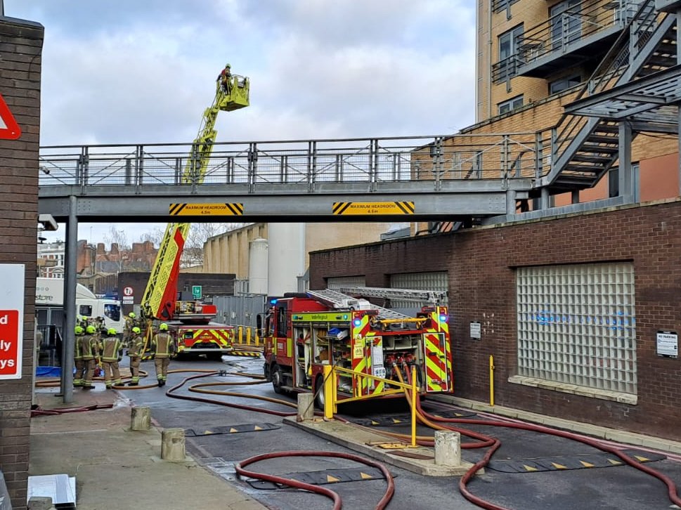 LondonFire's tweet image. Firefighters are tackling a fire in a recreation building, located at the Royal Free Hospital site in #Hampstead. 

The fire is in the buildings roof, and one of the Brigade's 32m ladders has been deployed to the scene. 

More information london-fire.gov.uk/incidents/2024…