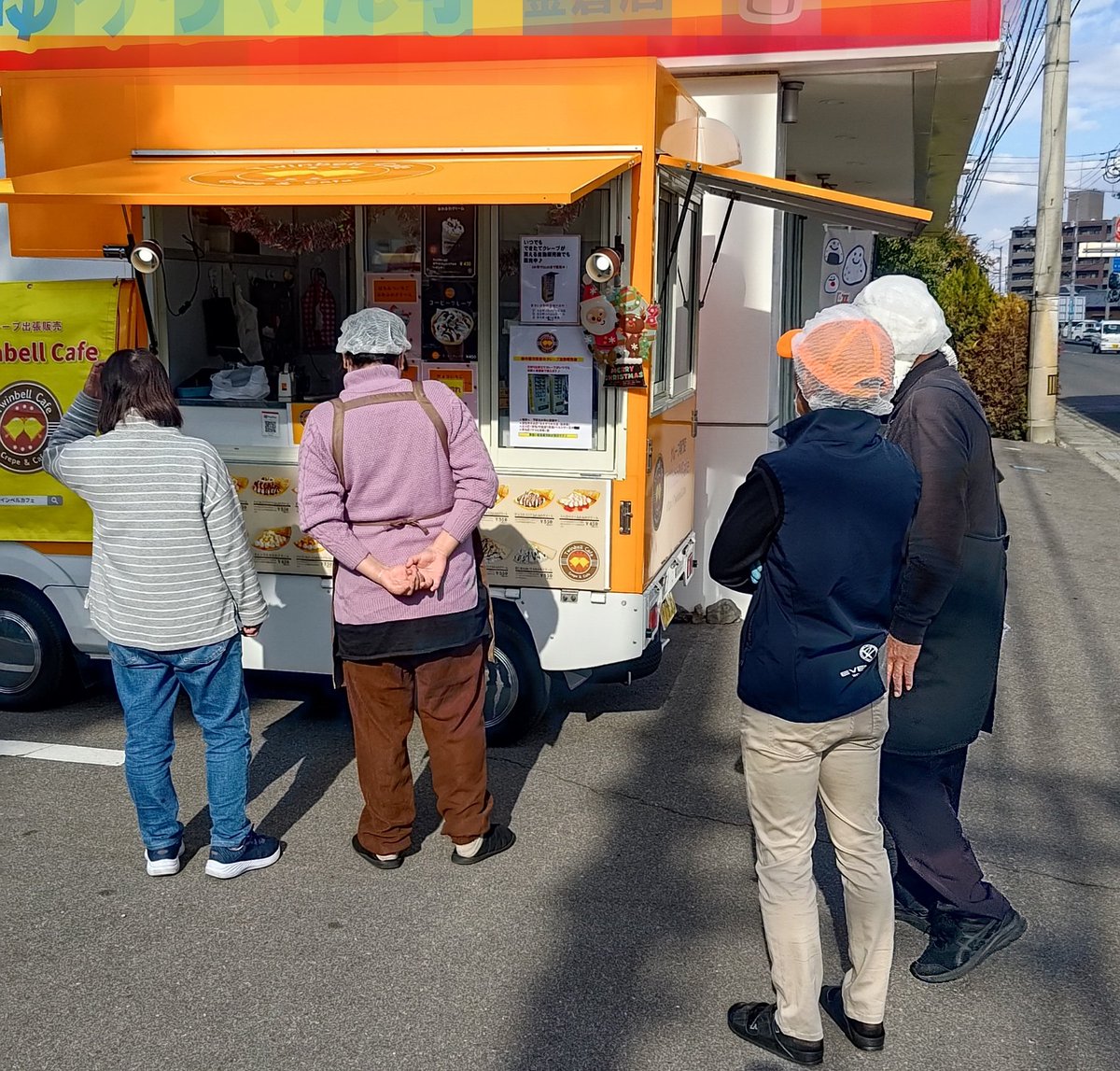 TwinbellCafe's tweet photo. 今週はツインベルサンタ🎅さん

福祉施設等へ
無料てクレープを作って食べていただきました。

たまにはこういう時間って大切

年配の方にも美味しいって言ってもらえて…柔らかいので食べやすいですしね

皆さんに喜んでもらえて嬉しいです🎅

今週、まだまだ行きます😀 https://t.co/v2DvchlCCm
