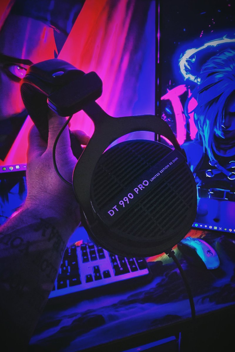 BeardedBruva (@beardedbruva) on Twitter photo Upgraded my headset to these beauties 🎧
<a href="/beyerdynamic/">beyerdynamic</a> DT 990 Pro's.
Early Christmas present from my lovely family ❤️🎁 Upgraded my headset to these beauties 🎧
<a href="/beyerdynamic/">beyerdynamic</a> DT 990 Pro's.
Early Christmas present from my lovely family ❤️🎁